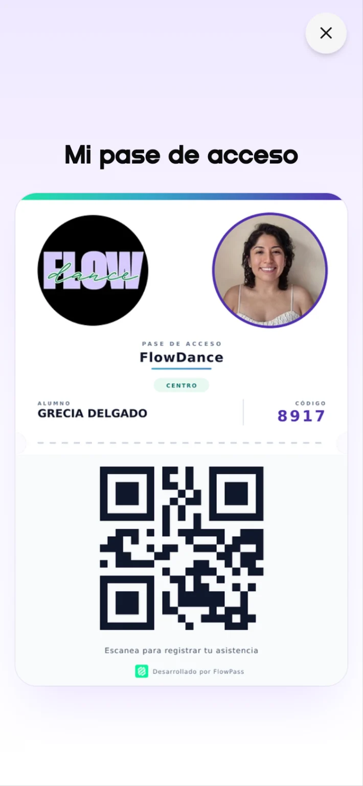 Pase de acceso del alumno con su foto, código y QR para registrar asistencia
